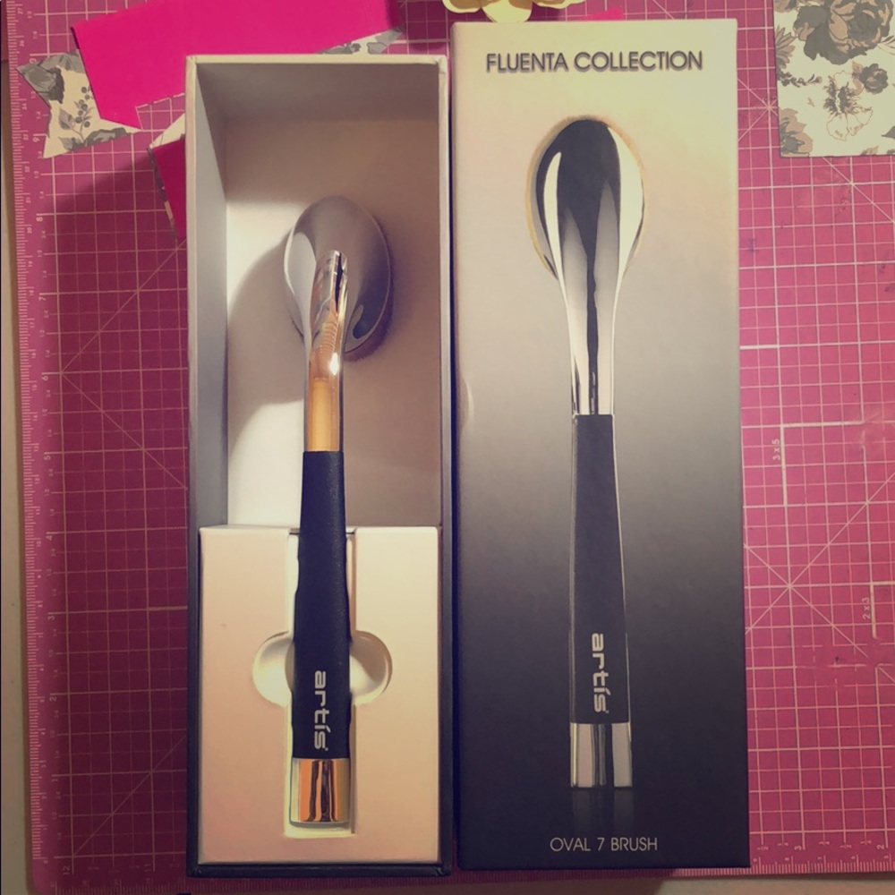 Artis Fluenta Oval 7 Makeup Brush